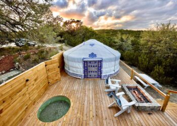 Glamping Glamour: Back to Nature Adventure